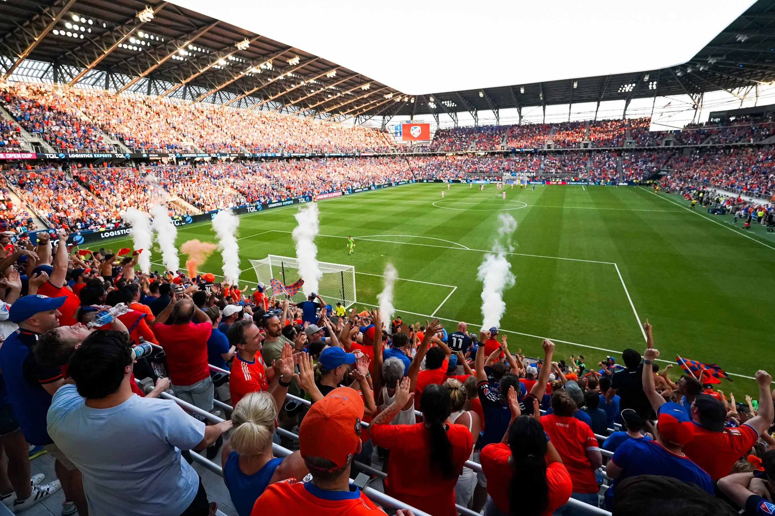 世界杯比赛体育场全景，万人齐聚共襄盛举